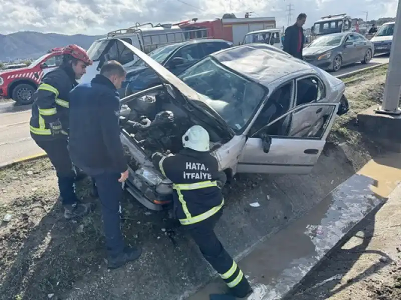 Hatayın Antakya Ilçesinde Refüje çarpan Otomobildeki 6 Kişi Yaralandı