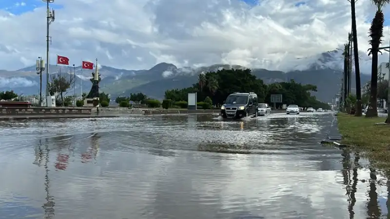 Antakya Ve İskenderun Da Sağanak Etkili Oldu