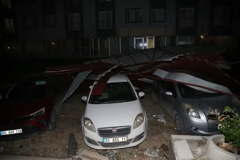 Hatay'da şiddetli Rüzgar Bir Sitedeki Binaların çatılarını Uçurdu