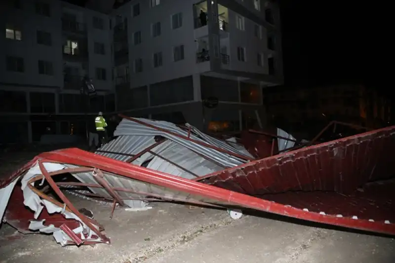 Hatay'da şiddetli Rüzgar Bir Sitedeki Binaların çatılarını Uçurdu