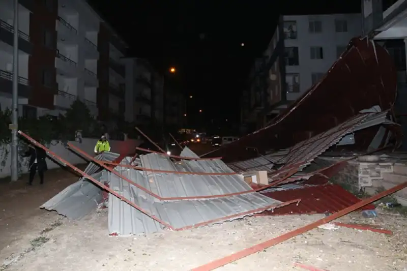 Hatay'da şiddetli Rüzgar Bir Sitedeki Binaların çatılarını Uçurdu