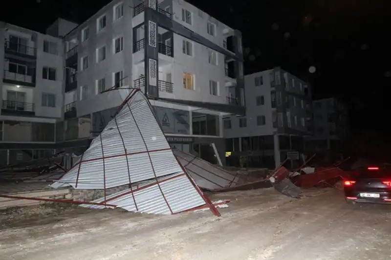 Hatay'da şiddetli Rüzgar Bir Sitedeki Binaların çatılarını Uçurdu