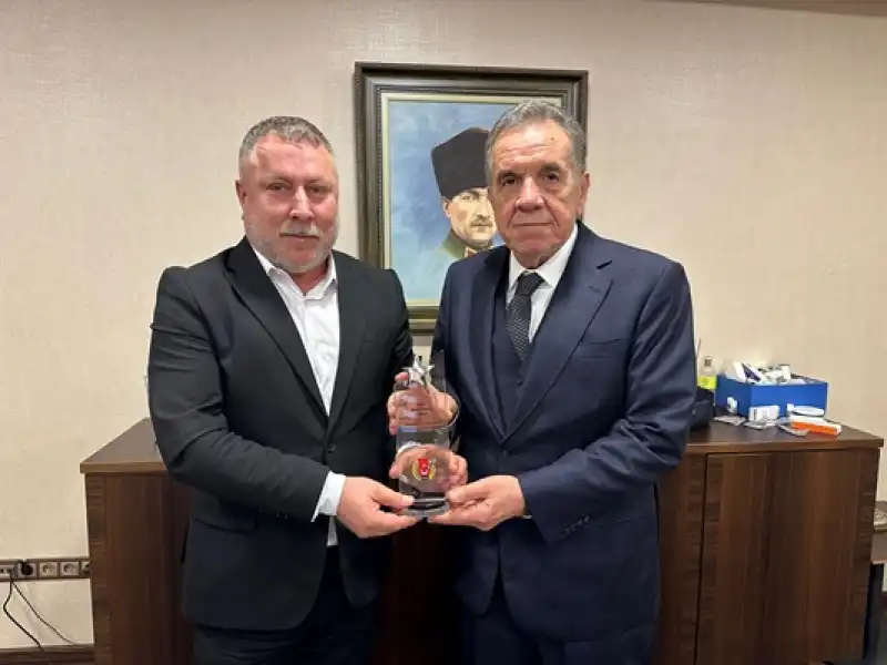 Eğitim Gönüllüsü Recep Atakaş’a İGC Plaket Sundu