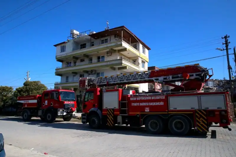 Hatay'da Apartmanın çatı Katında çıkan Yangın Söndürüldü