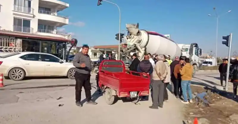 Hatay Defne Ilçesin ‘de Beton Mikserinin çarptığı Motosikletin Sürücüsü öldü 