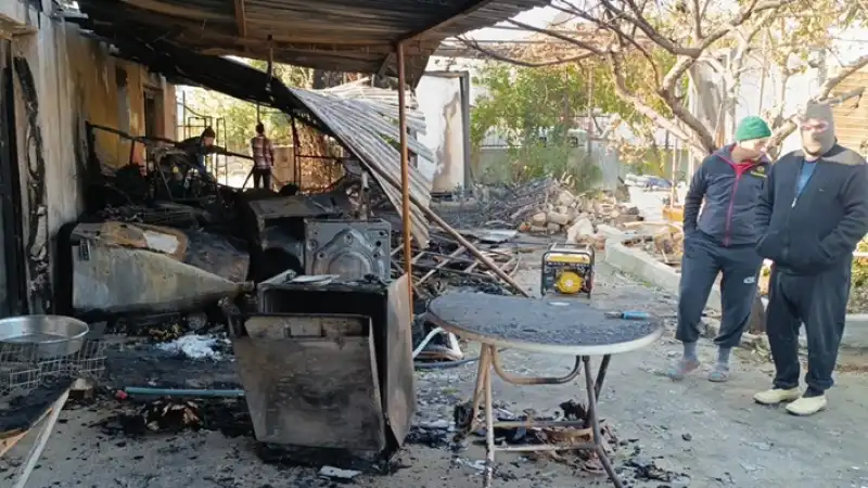 Hatay'da Ev Eşyalarının Bulunduğu Depoda çıkan Yangın Söndürüldü