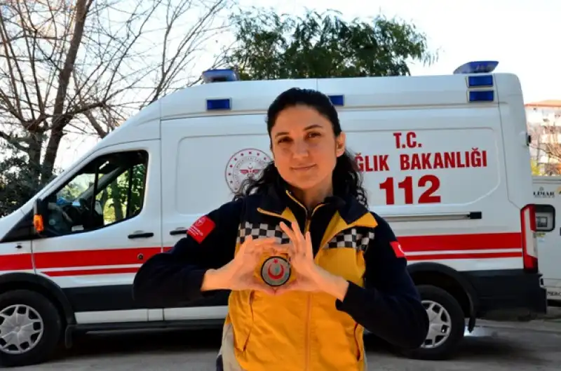 Acil Tıp Teknisyeni, Gönüllü Geldiği Hatay'da Depremzedelerin Yüreğine Dokunuyor