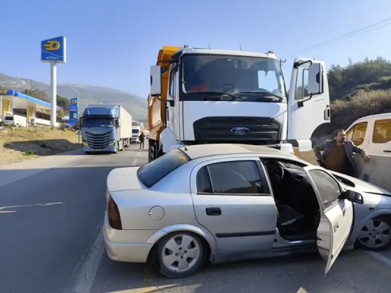 Belen'de Tır Ile Otomobil çarpıştığı Kazada 1 Kişi Yaralandı