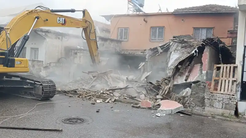 İskenderun'da Tehlike Saçan Metruk Binalar Yıkılıyor