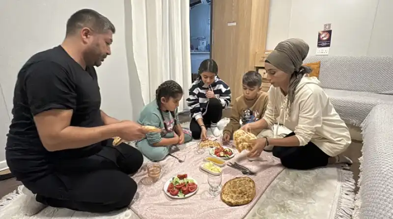 Depremde Ailesini Kaybeden Minanur'a Teyzesi Sahip çıktı