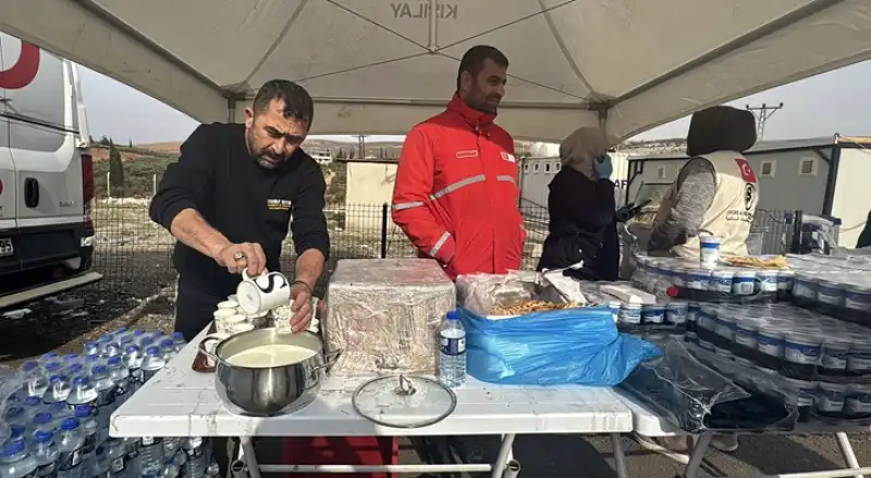 Ülkelerine Dönen Suriyeli çocuklara Süt Dağıtmak Için Ankara'dan Hatay'a Geldi