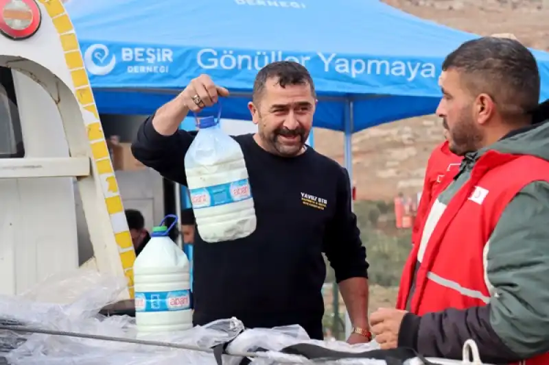 Ülkelerine Dönen Suriyeli çocuklara Süt Dağıtmak Için Ankara'dan Hatay'a Geldi