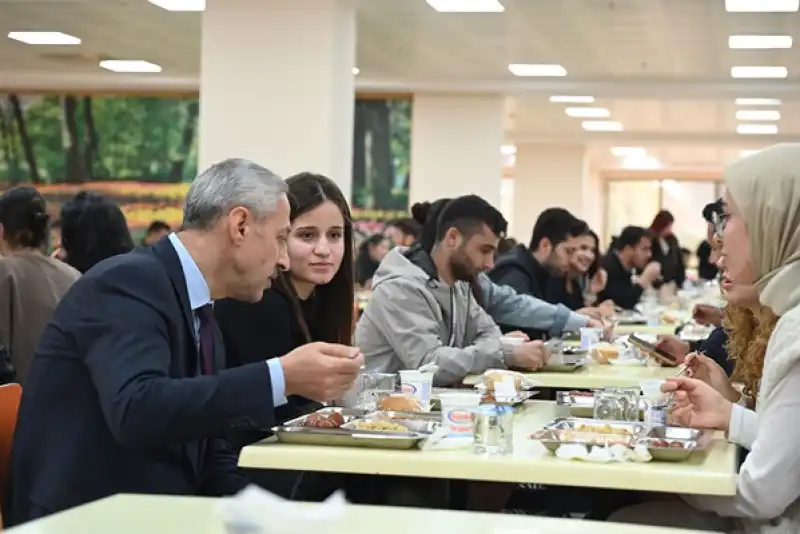 Rektör Prof. Dr. Veysel Eren, Öğrencilerle Öğle Yemeğinde Buluştu