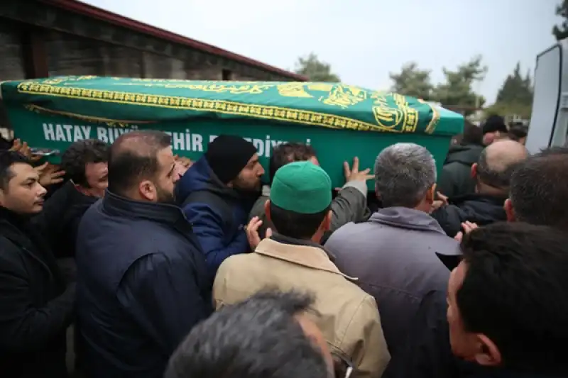 Hatay'da Evlerinde Zehirlenerek ölen Anne Ve 3 çocuğunun Cenazeleri Defnedildi