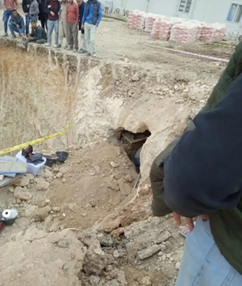 Hatay'da TOKİ İnşaatında Kaya Mezarına Rastlandı