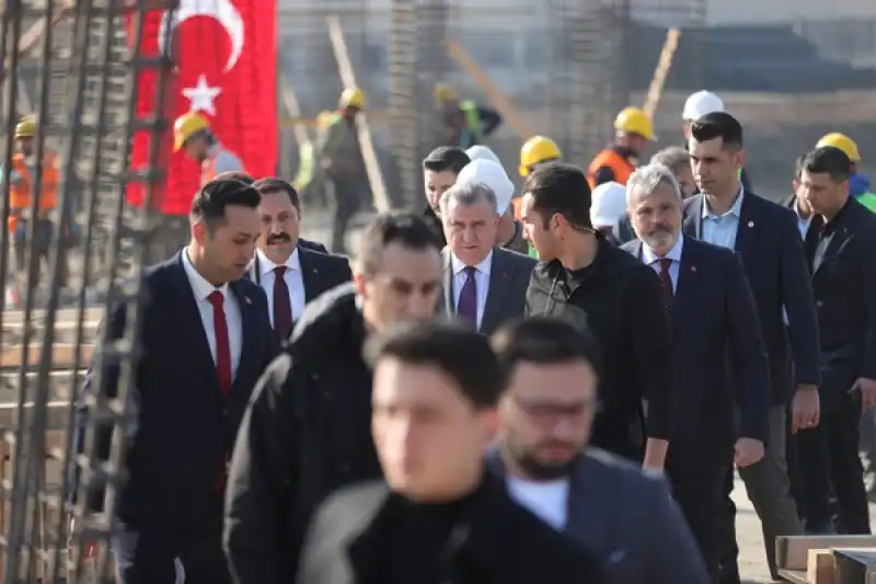 Gençlik Ve Spor Bakanı Bak, Hatay'da Yurt Inşaatında Incelemede Bulundu