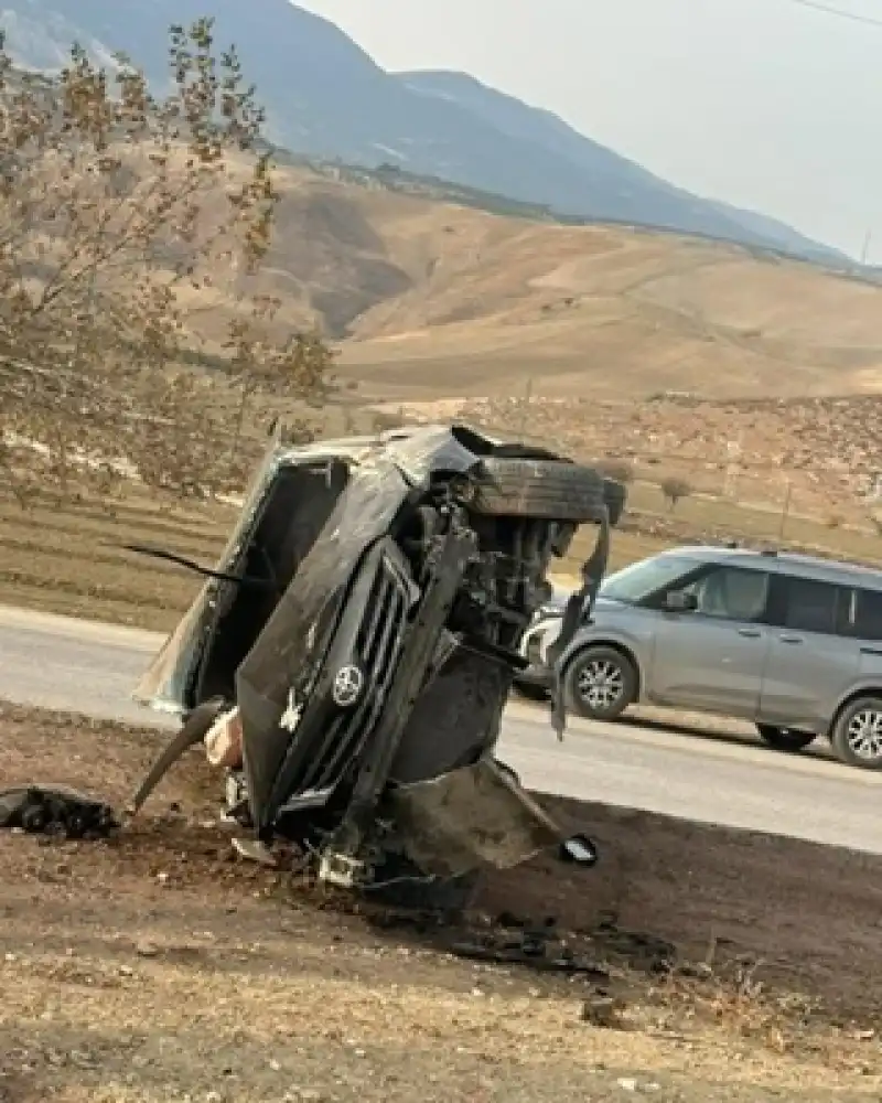 Araç Refüje Çarparak Devrildi, Maddi Hasar Oluştu!