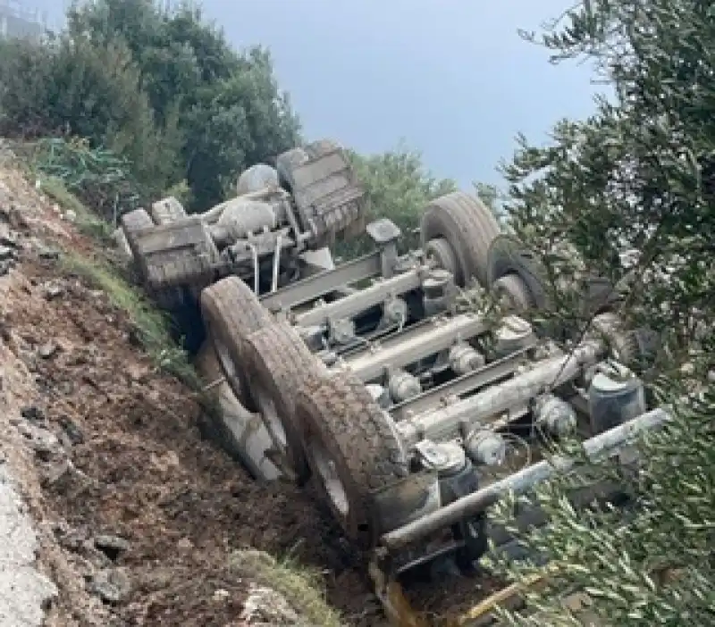 Yayladağı'nda Hafriyat Kamyonu Devrildi! Mahalle Sakinlerinden Yol Genişletme Talebi!