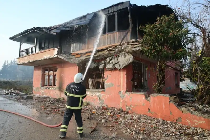 Hatay'da 2 Katlı Binada çıkan Yangın Söndürüldü