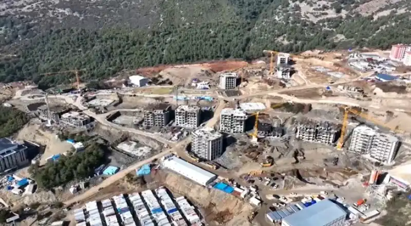 Hatay'ın Belen Ilçesinde Deprem Konutlarının Yapımı Sürüyor