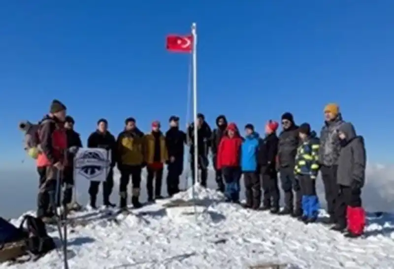 Hatay'da Dağcılar Amanos Dağları'ndaki Yıpranan Türk Bayrağını Değiştirdi