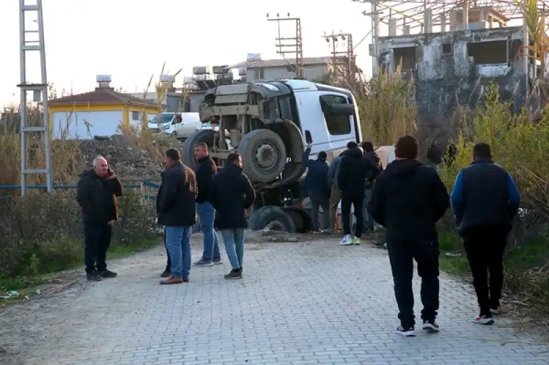 Hatay'da Hafriyat Kamyonunun Geçişi Sırasında Köprü çöktü