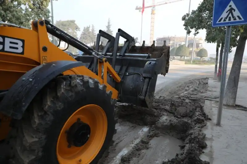 HBB Yol Kenarlarında Biriken Çamurları Temizliyor