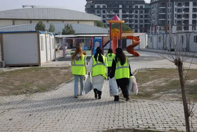 HBB’den Konteyner Kentlerdeki Vatandaşlara Kıyafet Yardımı