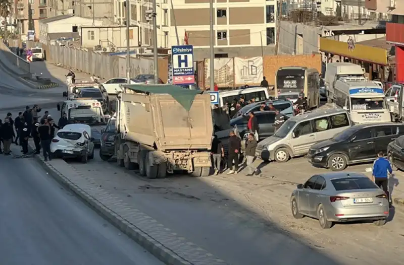 Hatay'da Freni Arızalanan Kamyonun 5 Araca çarptığı Kazada 3 Kişi Yaralandı