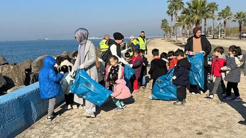 Hatay'da öğrenciler Sahilde Temizlik Yaptı