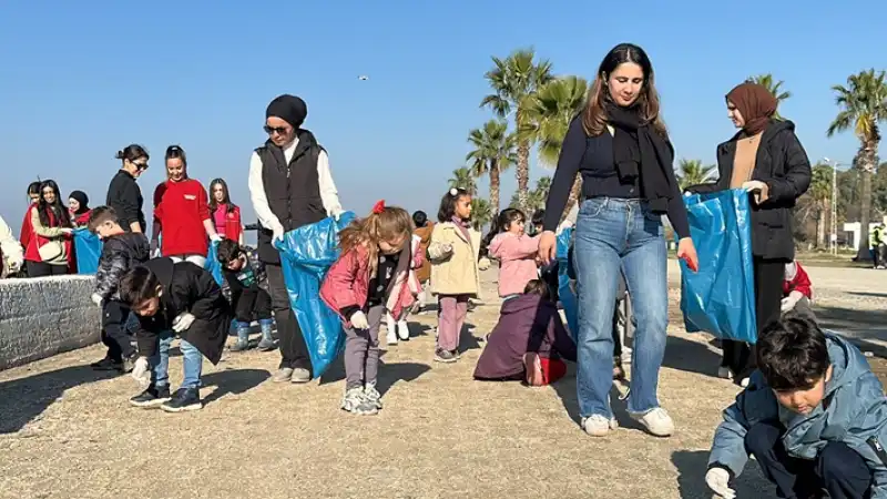 Hatay'da öğrenciler Sahilde Temizlik Yaptı