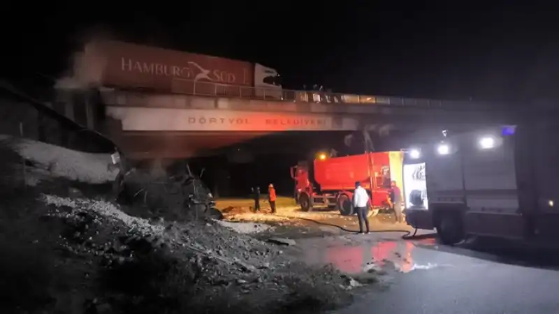 Hatay'da 4 Aracın Karıştığı Kazada 1 Kişi öldü, 2 Kişi Yaralandı