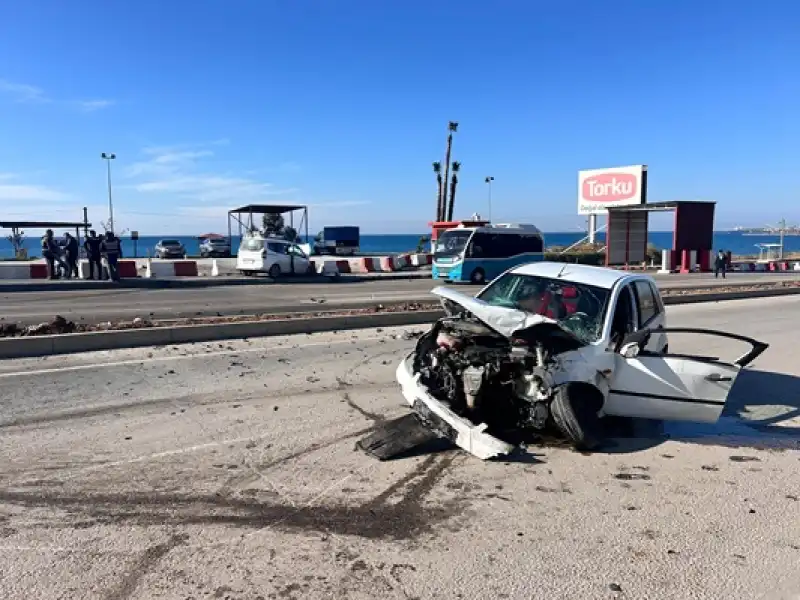 Hatay'da Hafif Ticari Araç Ile Otomobilin çarpıştığı Kazada 3 Kişi Yaralandı