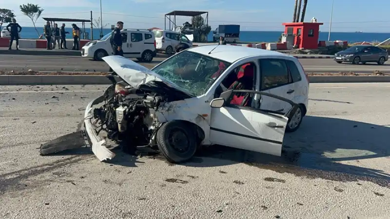 Hatay'da Hafif Ticari Araç Ile Otomobilin çarpıştığı Kazada 3 Kişi Yaralandı