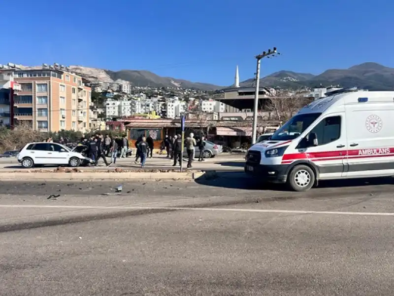 Hatay'da Hafif Ticari Araç Ile Otomobilin çarpıştığı Kazada 3 Kişi Yaralandı