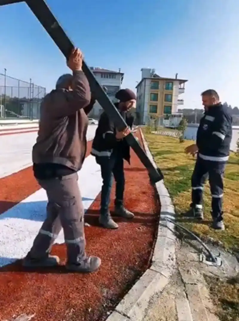 Park Ve Bahçeler Müdürlüğü Ekipleri, Antakya Genelinde çalışmalarını Sürdürüyor