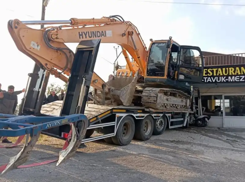 Hatay'da Freni Arızalanan Tırın Iş Yerine Girmesi Sonucu Sürücü Yaralandı