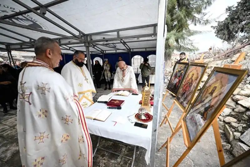 Hatay'da Depremde ölenler Için Kilise Enkazı önünde Ayin Yapıldı