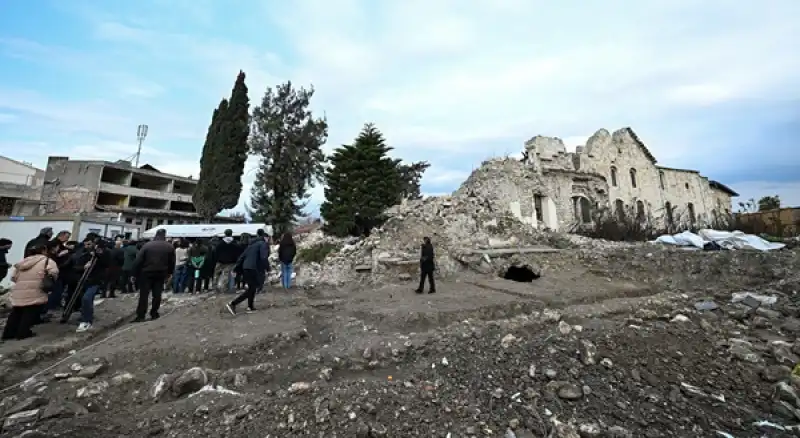 Hatay'da Depremde ölenler Için Kilise Enkazı önünde Ayin Yapıldı