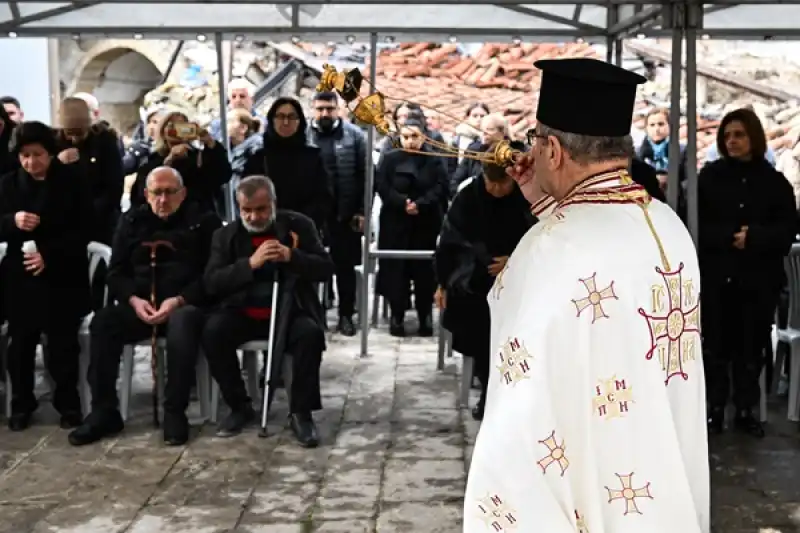 Hatay'da Depremde ölenler Için Kilise Enkazı önünde Ayin Yapıldı