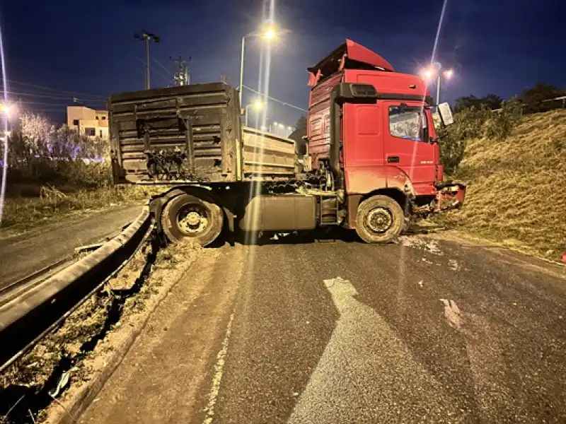 Hatay Dörtyol'da Tır Ile Otomobilin çarpışması Sonucu 1 Kişi Yaralandı