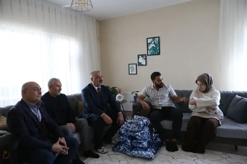 Bakan Göktaş, Aile Ve Gençlik Fonu Ile Yuva Kurup Bebek Sahibi Olan çifti Tebrik Etti