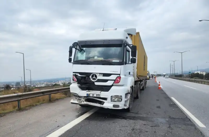 Hatay Dörtyol'da Tırla Otomobilin çarpışması Sonucu 2 Kişi öldü, 1 Kişi Yaralandı