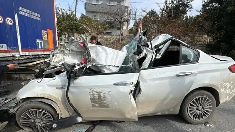 Hatay Belen'de Park Halindeki Tıra çarpan Otomobilin Sürücüsü öldü