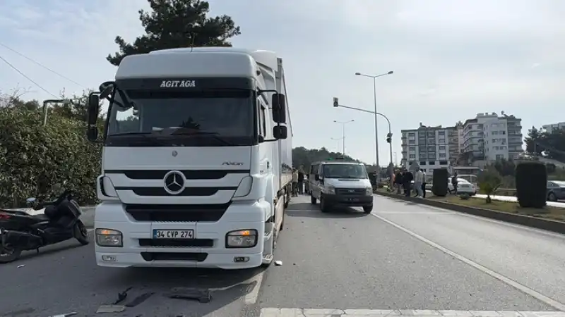 Hatay Belen'de Park Halindeki Tıra çarpan Otomobilin Sürücüsü öldü