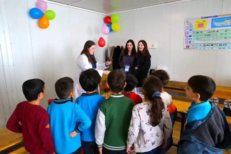 Hatay'da Akademisyen Ve öğrenciler Depremzede çocuklar Için şenlik Organize Etti 