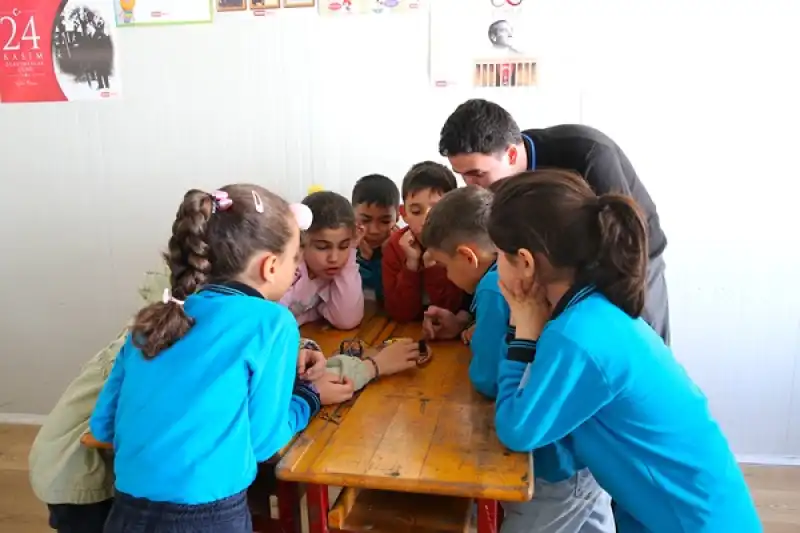 Hatay'da Akademisyen Ve öğrenciler Depremzede çocuklar Için şenlik Organize Etti 