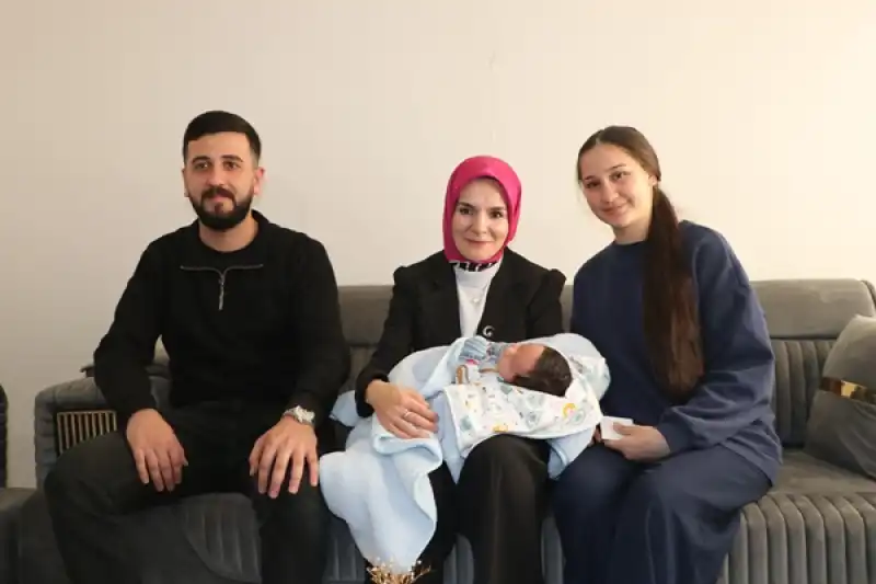 Bakan Göktaş'tan, Aile Ve Gençlik Fonu Ile Yuva Kurup Bebek Sahibi Olan çifte Ziyaret