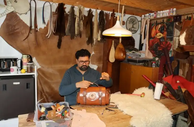 Hobi Olarak Başlayıp, Ustalığa Ulaştığı Deri Sanatı Ile Hayran Bırakıyor