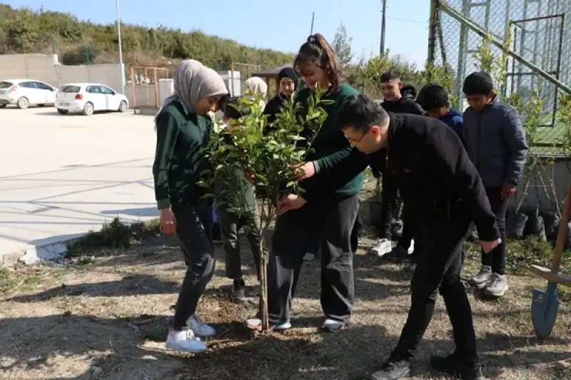 Çocuklar, HBB’nin Fidanlarını Toprakla Buluşturuyor 